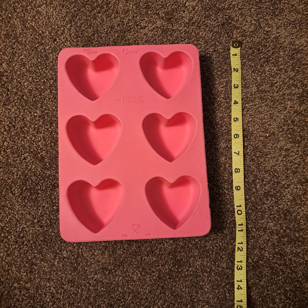Lékué Pink Heart Shaped Silicone heart baking mold. - Picture 4 of 9